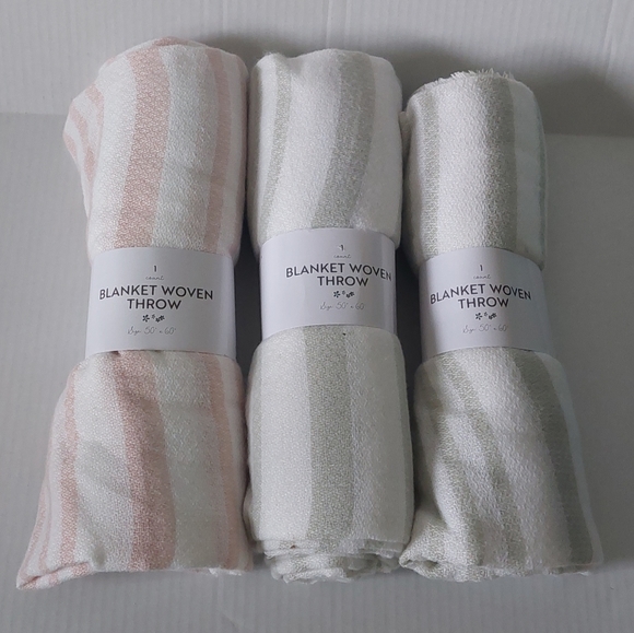 3 throw blankets - Picture 2 of 3